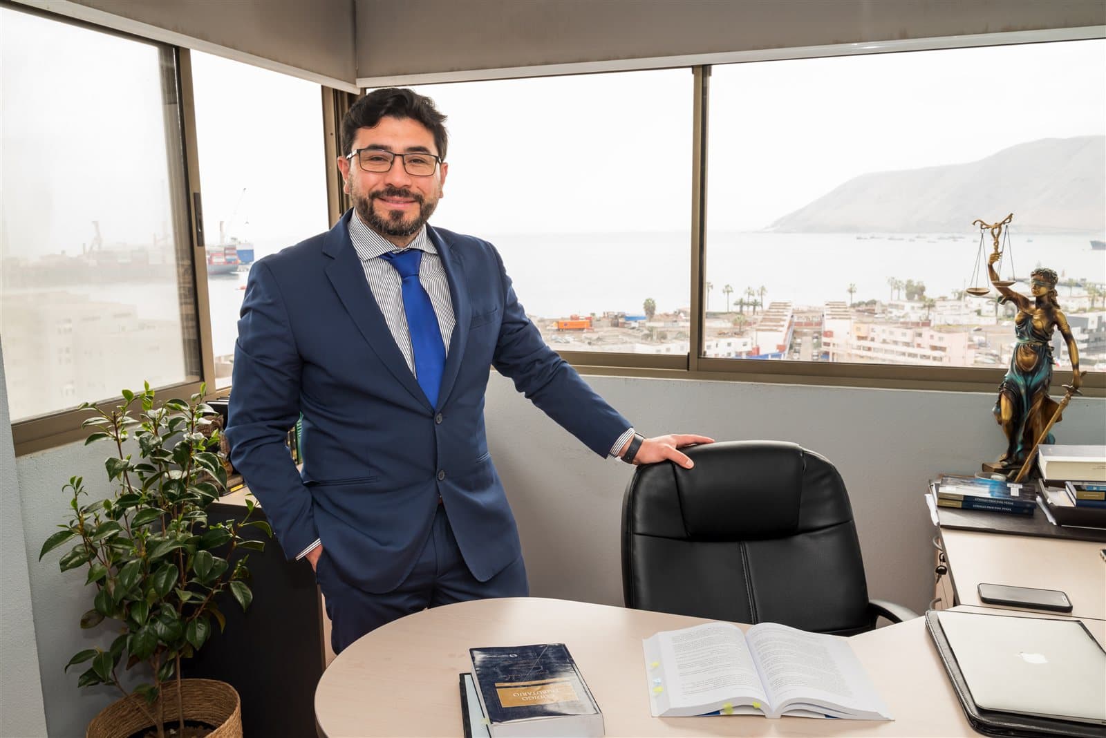 Miguel Castro, abogado litigante, en su oficina en Iquique